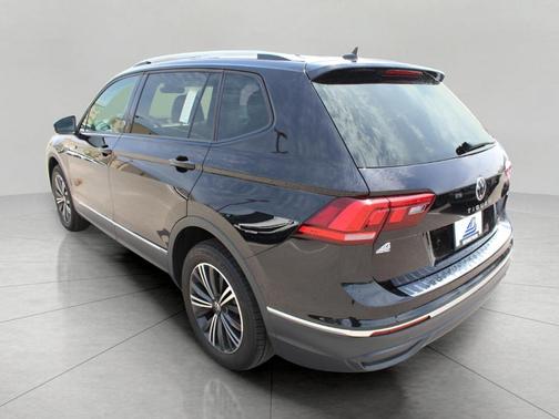 Deep Black Pearl Effect 2024 Volkswagen Tiguan 2.0T Wolfsburg Edition