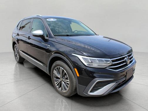 Deep Black Pearl Effect 2024 Volkswagen Tiguan 2.0T Wolfsburg Edition
