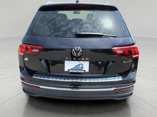 Deep Black Pearl Effect 2024 Volkswagen Tiguan 2.0T Wolfsburg Edition