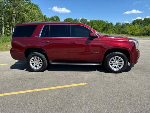 RED 2017 GMC Yukon SLT