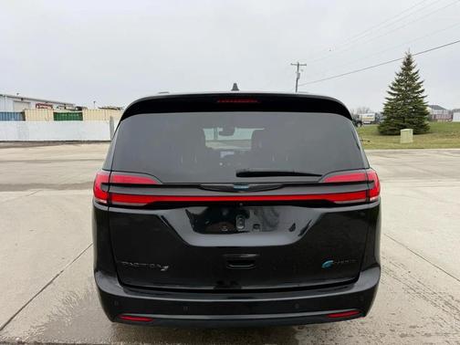Brilliant Black Crystal Pearlcoat 2021 Chrysler Pacifica Hybrid Limited