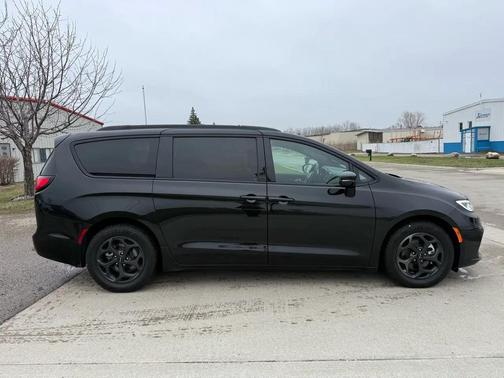 Brilliant Black Crystal Pearlcoat 2021 Chrysler Pacifica Hybrid Limited