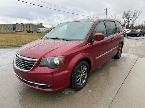 2016 Chrysler Town & Country S