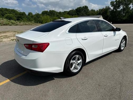 Summit White 2018 Chevrolet Malibu 1LS