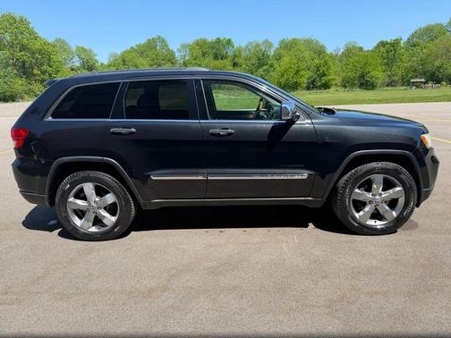 Brilliant Black Crystal Pearlcoat 2013 Jeep Grand Cherokee Overland