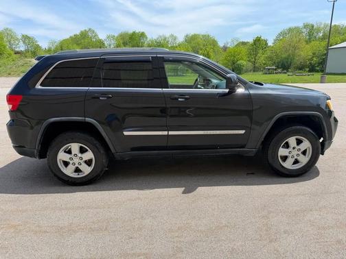 Brilliant Black Crystal Pearlcoat 2011 Jeep Grand Cherokee Laredo
