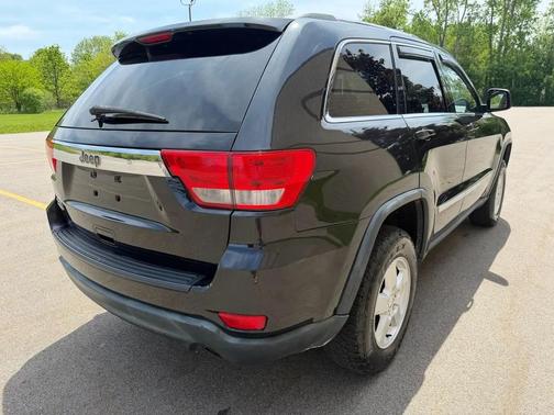 Brilliant Black Crystal Pearlcoat 2011 Jeep Grand Cherokee Laredo