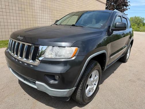 Brilliant Black Crystal Pearlcoat 2011 Jeep Grand Cherokee Laredo