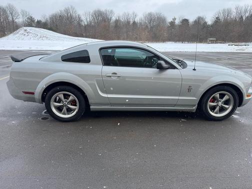 2007 Ford Mustang Deluxe