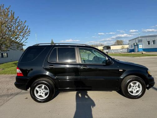 BLACK 2001 Mercedes-Benz M-Class 4dr AWD 3.2L
