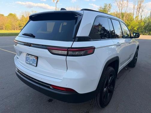 Bright White Clearcoat 2023 Jeep Grand Cherokee Altitude