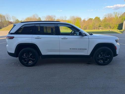 Bright White Clearcoat 2023 Jeep Grand Cherokee Altitude