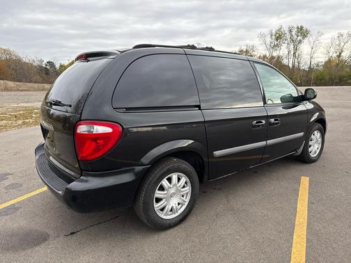 2007 Chrysler Town & Country Base