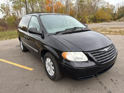 2007 Chrysler Town & Country Base
