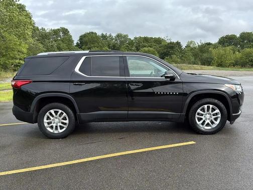 Mosaic Black Metallic 2018 Chevrolet Traverse LT Cloth