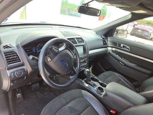 White Platinum Clearcoat Metallic 2018 Ford Explorer XLT