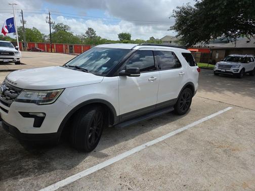 White Platinum Clearcoat Metallic 2018 Ford Explorer XLT