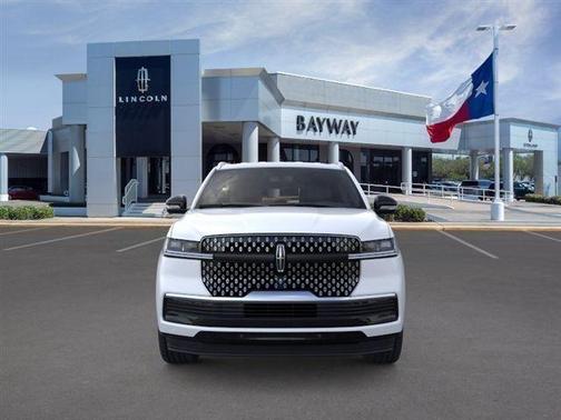 Crystal White Metallic Clearcoat 2026 Lincoln Navigator Premiere