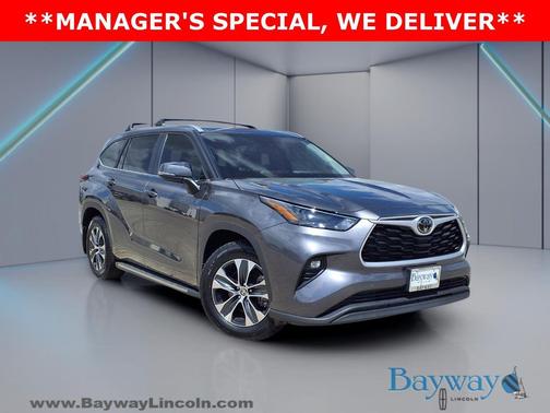 Magnetic Gray Metallic 2024 Toyota Highlander XLE