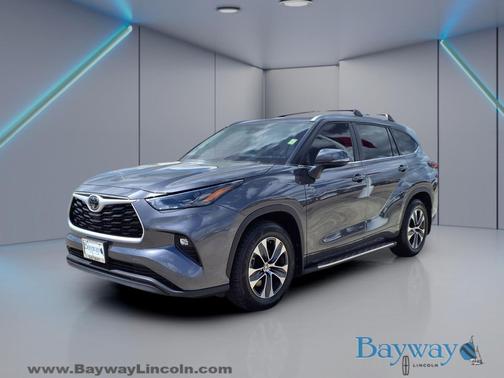 Magnetic Gray Metallic 2024 Toyota Highlander XLE