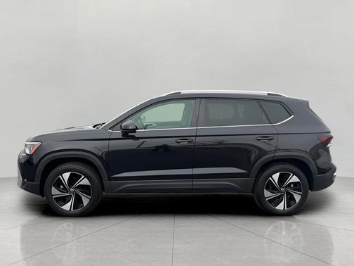 Deep Black Pearl 2025 Volkswagen Taos 1.5T SE