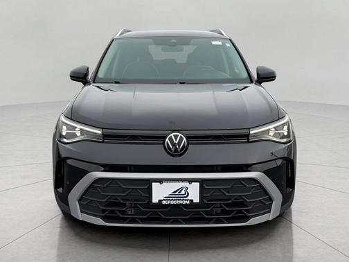Deep Black Pearl 2025 Volkswagen Taos 1.5T SE