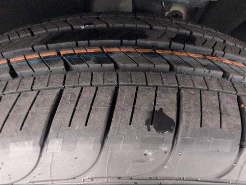 Mosaic Black Metallic 2023 Chevrolet Traverse LT Cloth