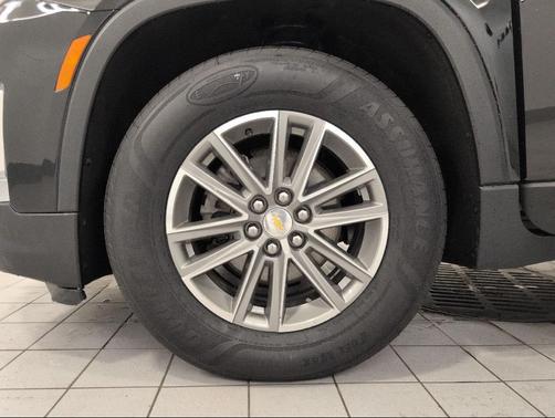 Mosaic Black Metallic 2023 Chevrolet Traverse LT Cloth