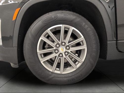 Mosaic Black Metallic 2023 Chevrolet Traverse LT Cloth