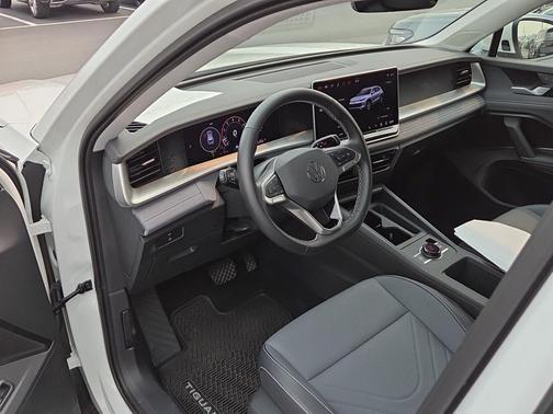 pure white 2026 Volkswagen Tiguan 2.0T SE