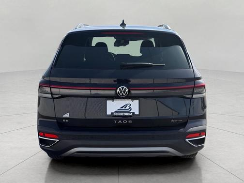 Deep Black Pearl 2025 Volkswagen Taos 1.5T SE