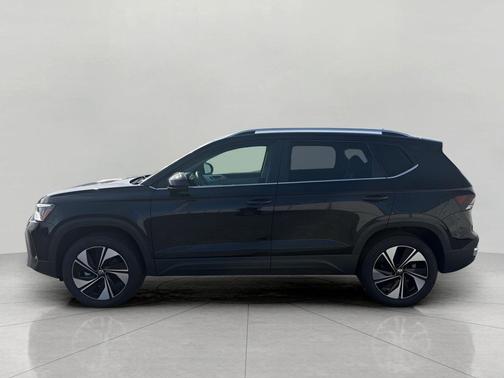 Deep Black Pearl 2025 Volkswagen Taos 1.5T SE