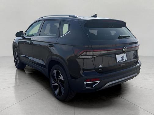 Deep Black Pearl 2025 Volkswagen Taos 1.5T SE