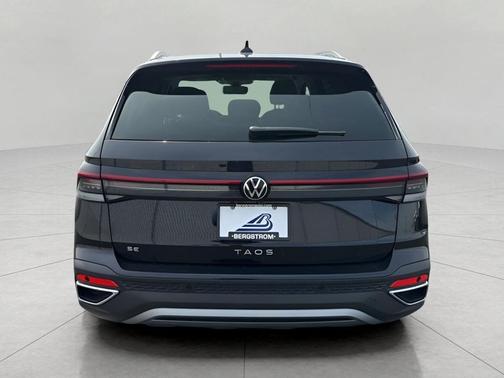 Deep Black Pearl 2026 Volkswagen Taos SE