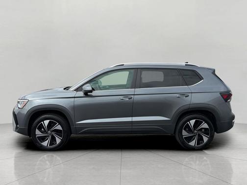 Platinum Gray Metallic 2025 Volkswagen Taos 1.5T SE