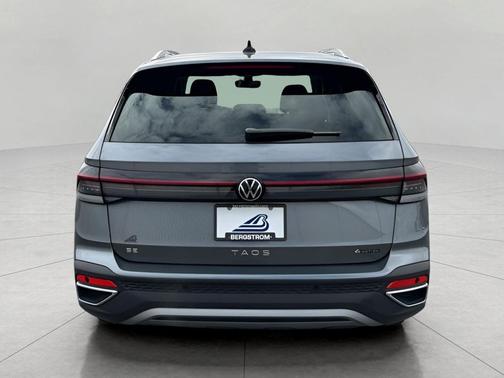 Platinum Gray Metallic 2025 Volkswagen Taos 1.5T SE