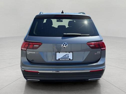 Platinum Gray Metallic 2018 Volkswagen Tiguan 2.0T SE 4MOTION