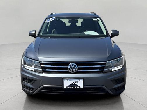 Platinum Gray Metallic 2018 Volkswagen Tiguan 2.0T SE 4MOTION