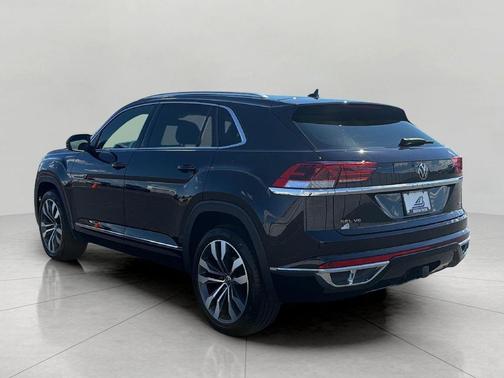 Deep Black Pearl 2023 Volkswagen Atlas Cross Sport 3.6L V6 SEL Premium R-Line