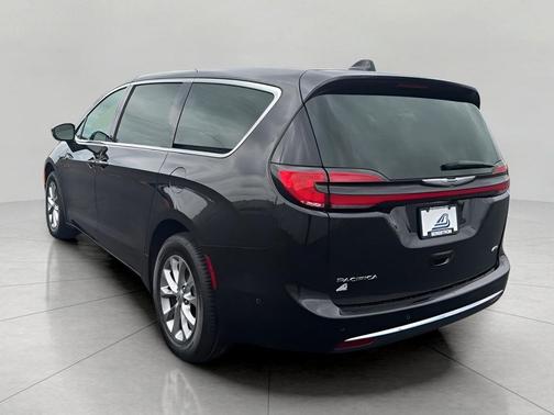 Brilliant Black Crystal Pearlcoat 2023 Chrysler Pacifica Touring L