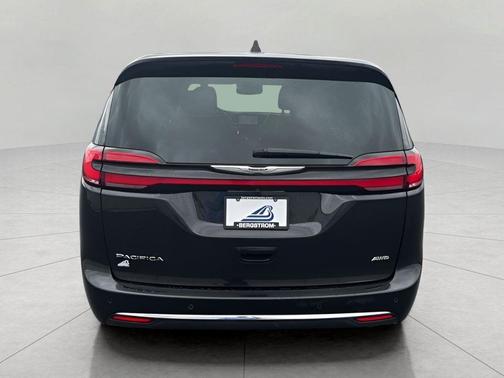 Brilliant Black Crystal Pearlcoat 2023 Chrysler Pacifica Touring L