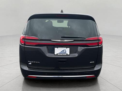 Brilliant Black Crystal Pearlcoat 2023 Chrysler Pacifica Touring L