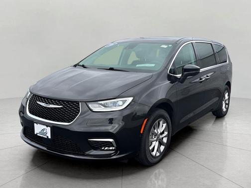 Brilliant Black Crystal Pearlcoat 2023 Chrysler Pacifica Touring L