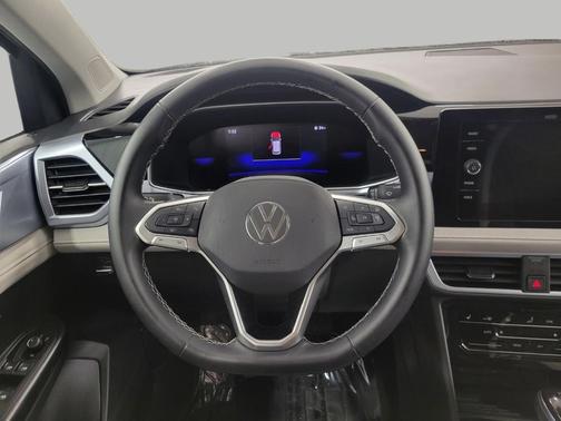 Deep Black Pearl 2025 Volkswagen Taos 1.5T SE