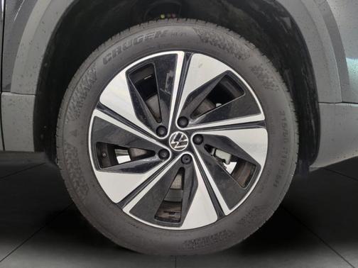Deep Black Pearl 2025 Volkswagen Taos 1.5T SE