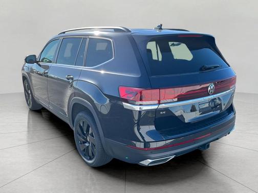 Deep Black Pearl 2026 Volkswagen Atlas 2.0T SE w/Technology 4MOTION