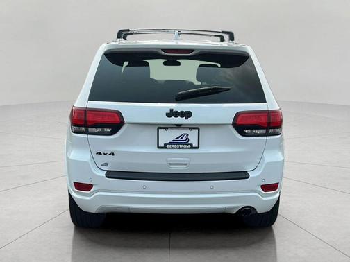 Bright White Clearcoat 2021 Jeep Grand Cherokee Laredo