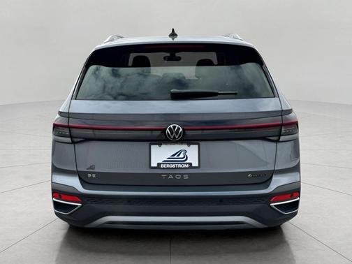 PLATINUM GRAY METALLIC 2025 Volkswagen Taos SE 4MOTION