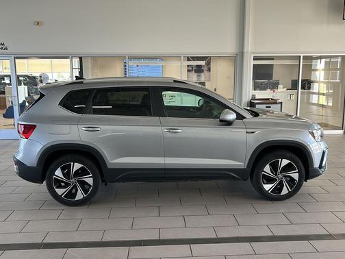 Pyrite Silver Metallic 2024 Volkswagen Taos 1.5T SE