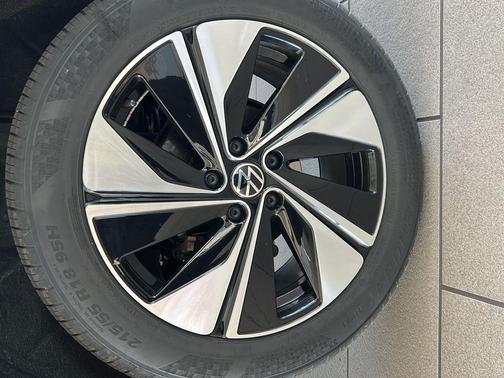 Pyrite Silver Metallic 2024 Volkswagen Taos 1.5T SE
